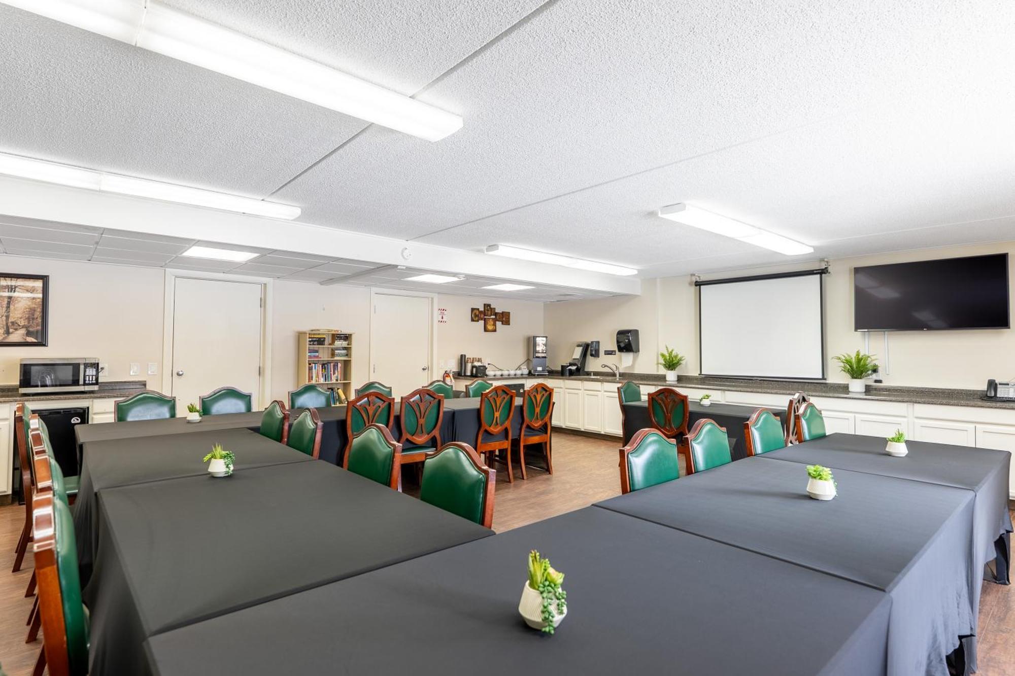 Fireside Inn & Suites Ґілфорд Екстер'єр фото