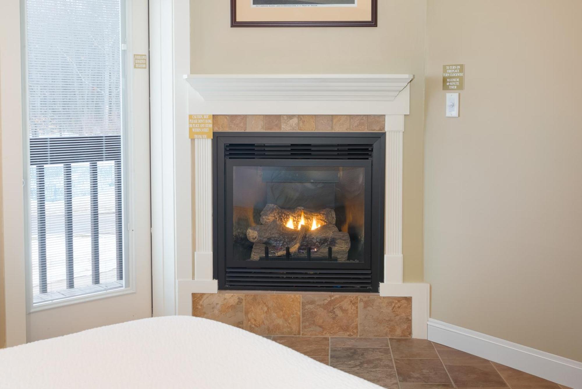 Fireside Inn & Suites Ґілфорд Екстер'єр фото