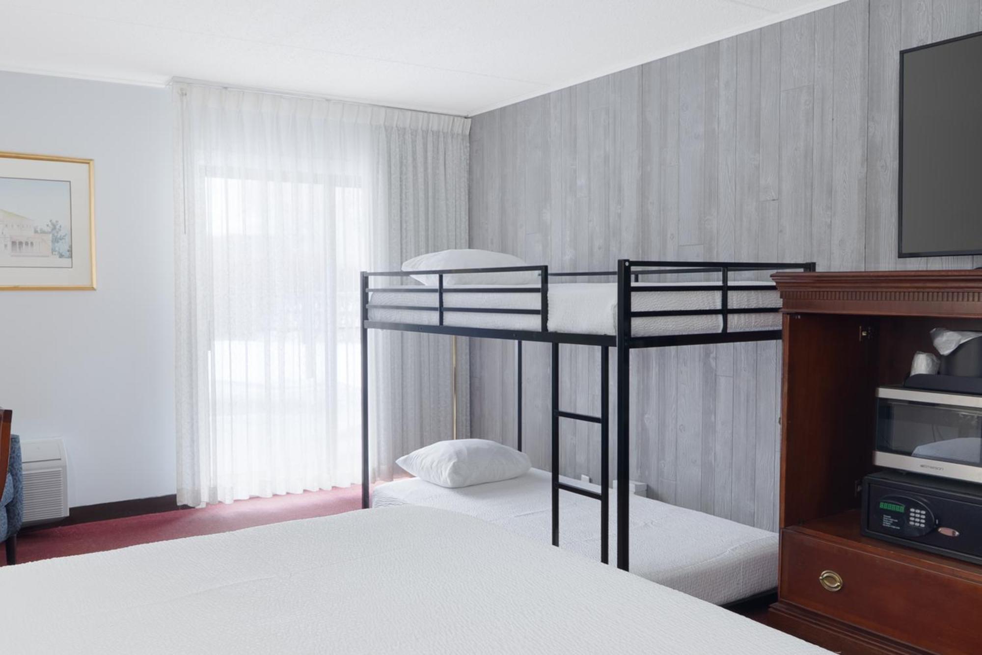 Fireside Inn & Suites Ґілфорд Номер фото